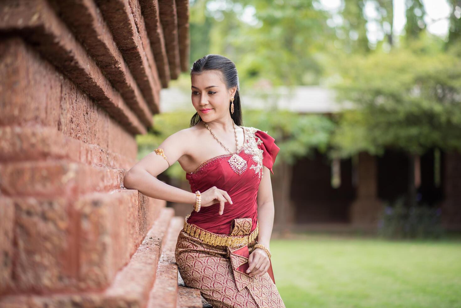 belle femme vêtue d'une robe thaïlandaise typique photo