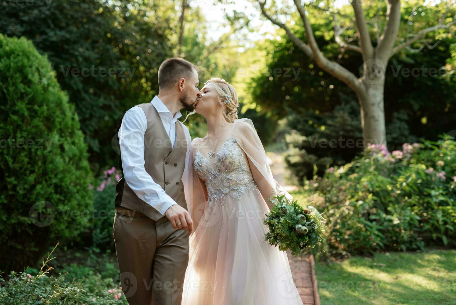 mariage marcher de le la mariée et jeune marié dans une conifère dans elfique accessoires photo