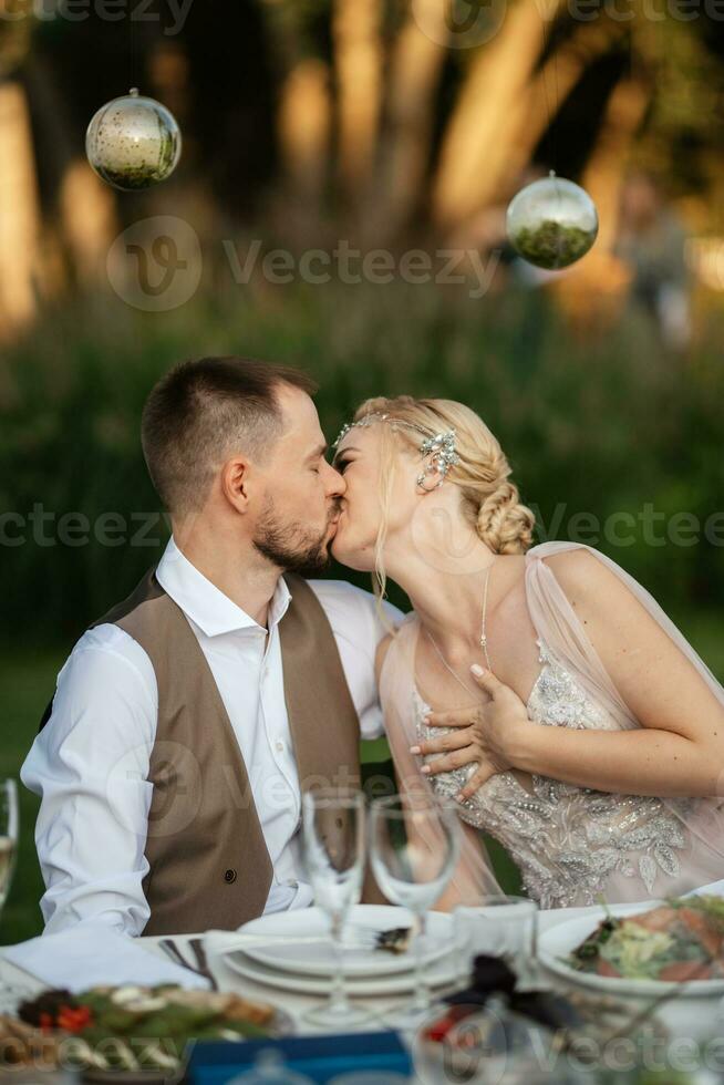 soirée mariage dîner en famille dans la forêt photo