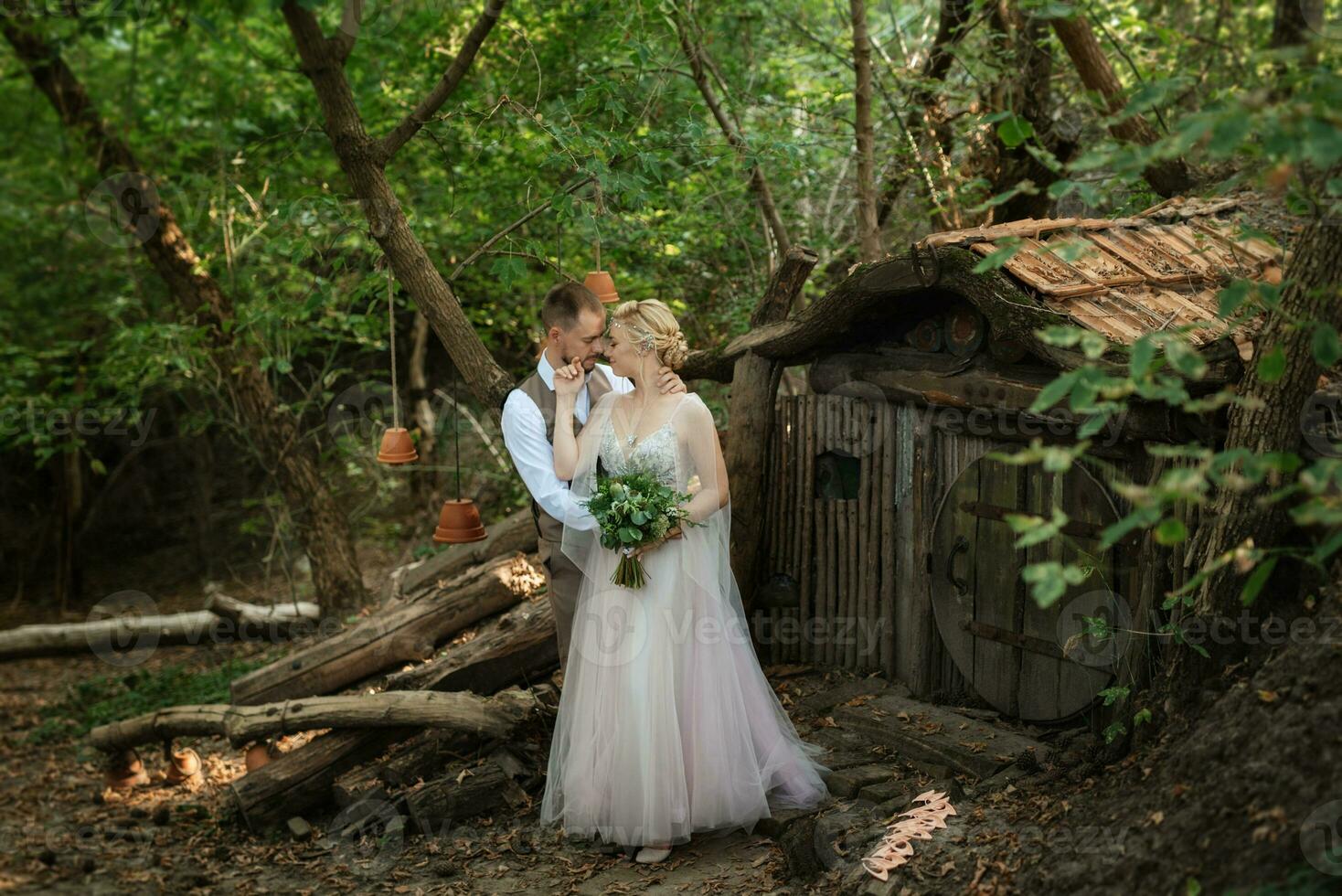 mariage marcher de le la mariée et jeune marié dans une conifère dans elfique accessoires photo