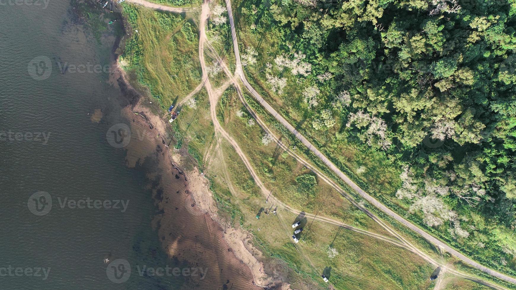 vue aérienne du lac le long de la forêt par drone photo