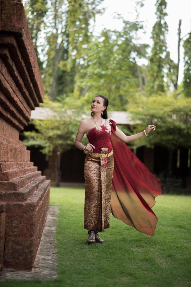 belle femme vêtue d'une robe thaïlandaise typique photo