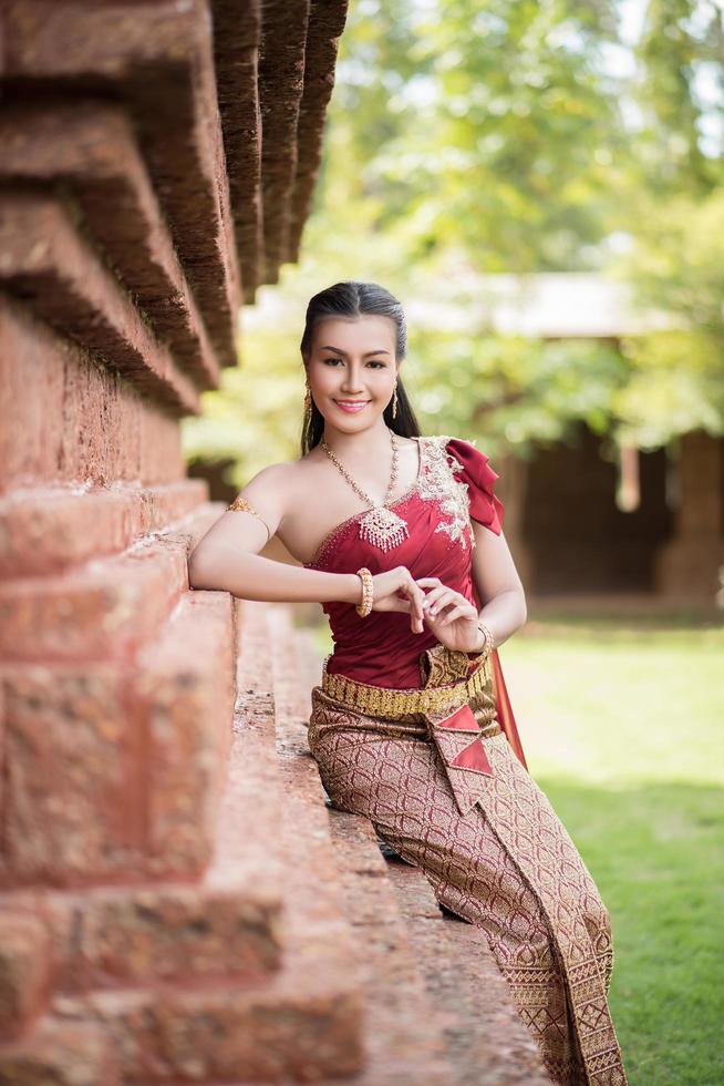 belle femme vêtue d'une robe thaïlandaise typique photo