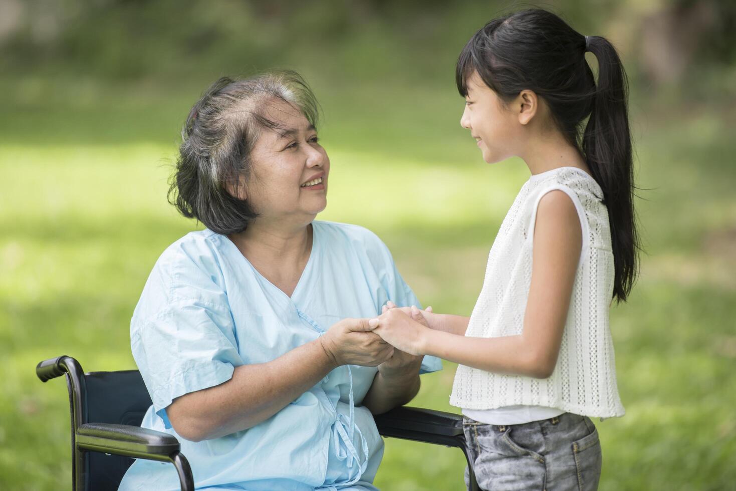 grand-mère âgée en fauteuil roulant avec sa petite-fille à l'hôpital photo