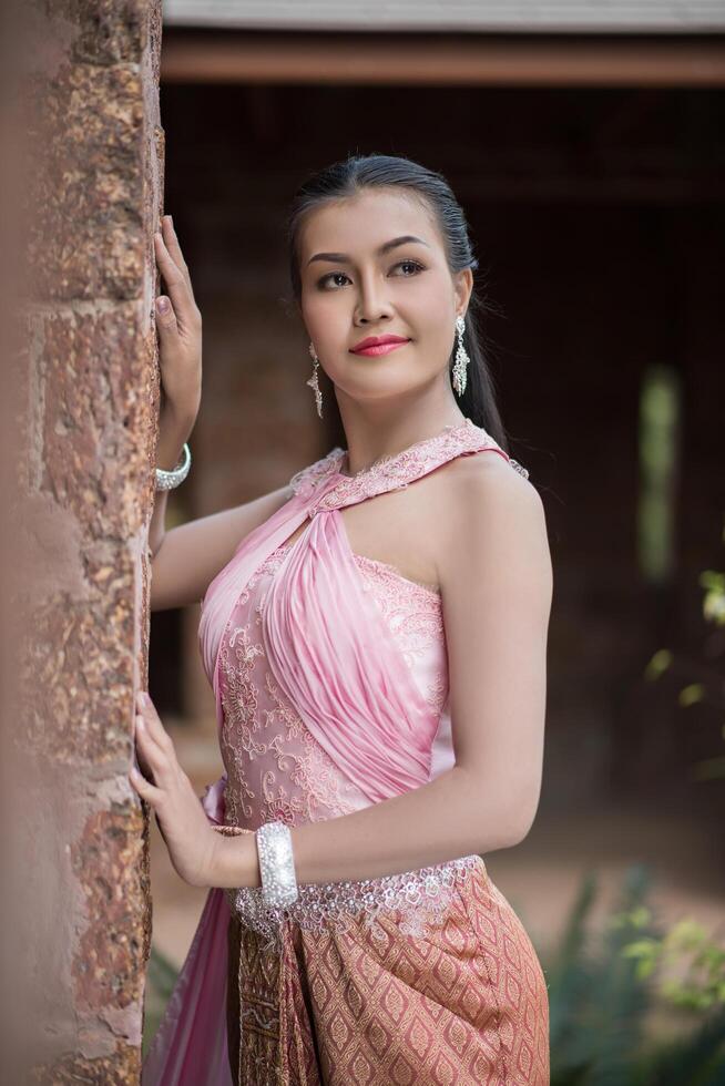 belle femme vêtue d'une robe thaïlandaise typique photo