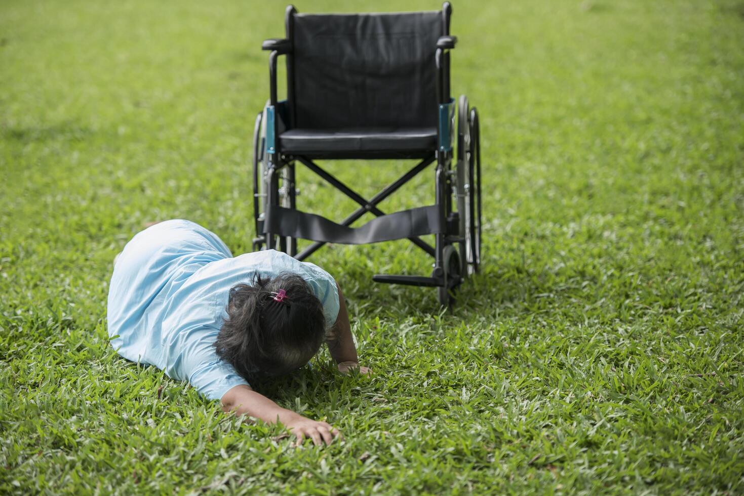 une femme âgée a besoin d'aide après un accident en fauteuil roulant. photo