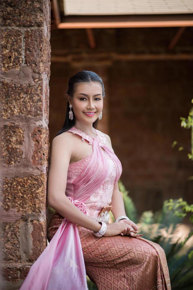 belle femme vêtue d'une robe thaïlandaise typique photo