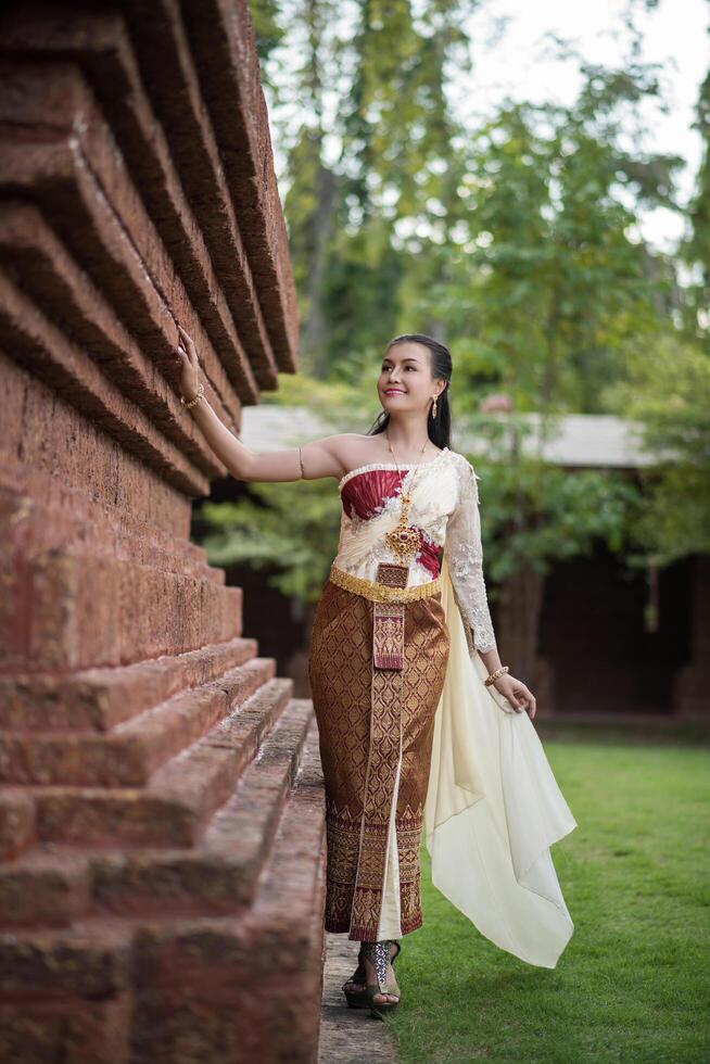 belle femme vêtue d'une robe thaïlandaise typique photo