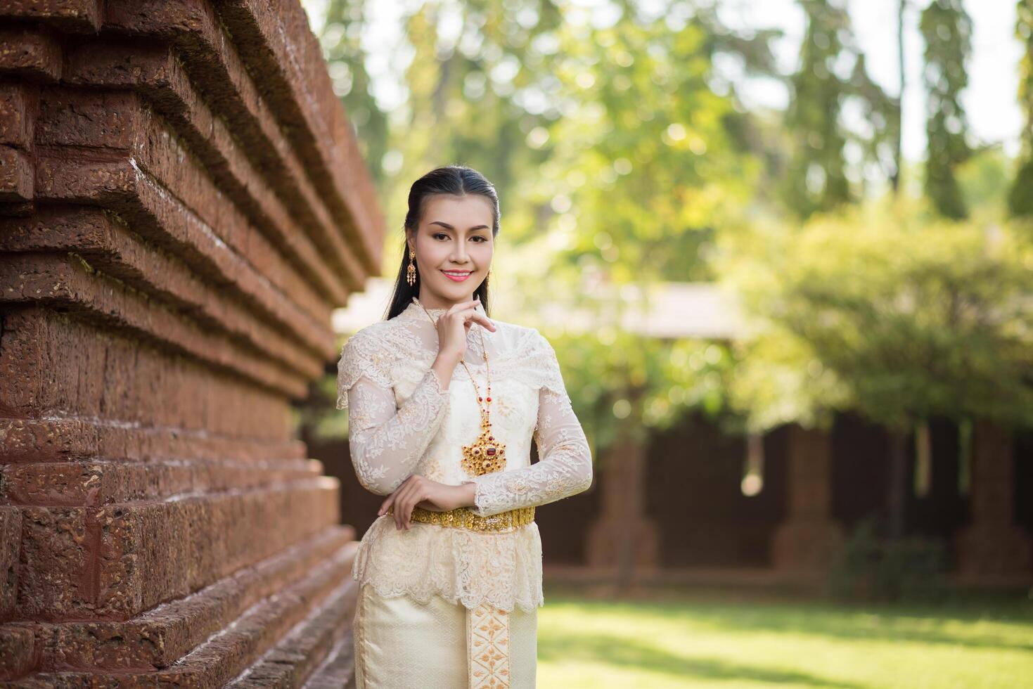 belle femme vêtue d'une robe thaïlandaise typique photo