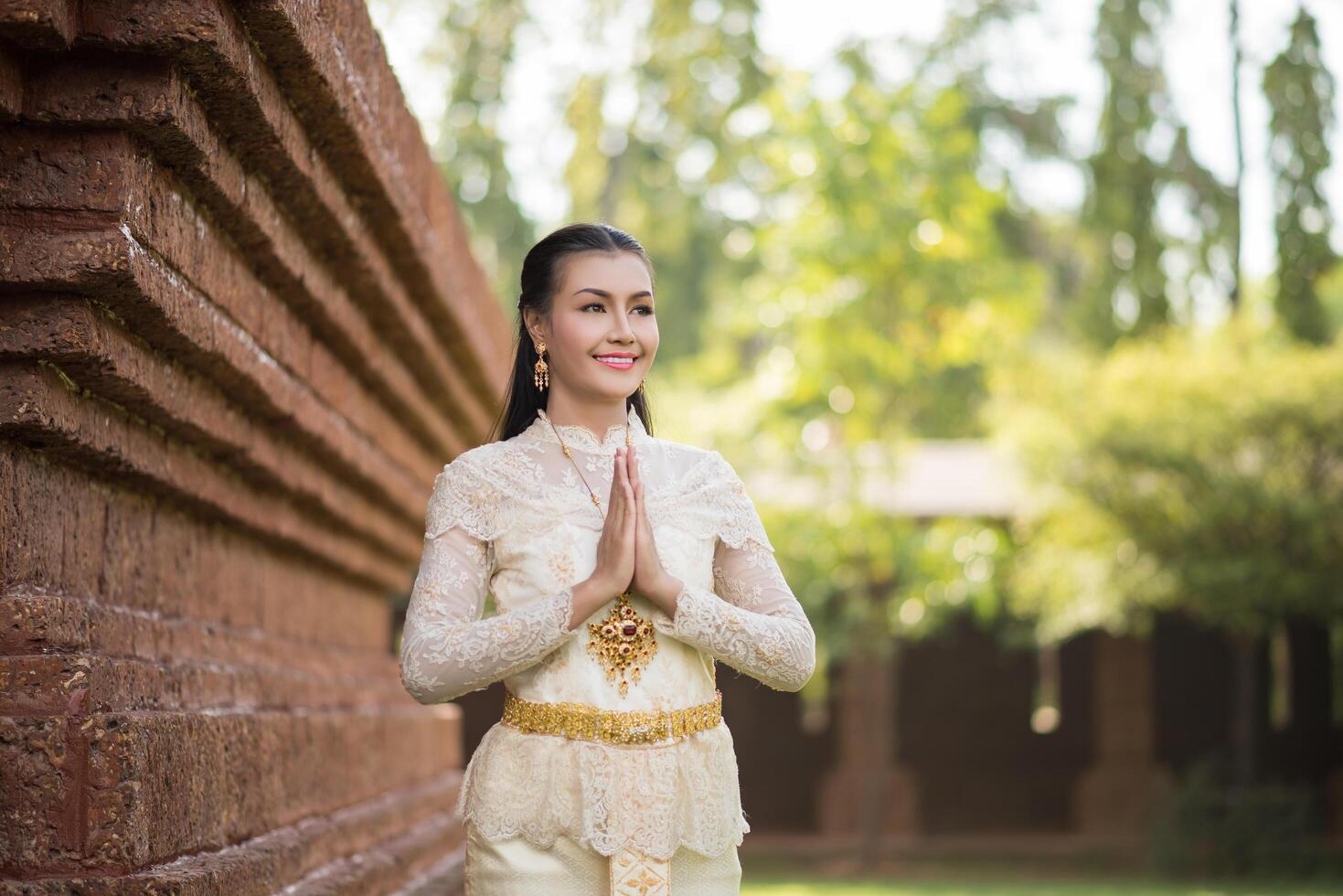 belle femme vêtue d'une robe thaïlandaise typique photo