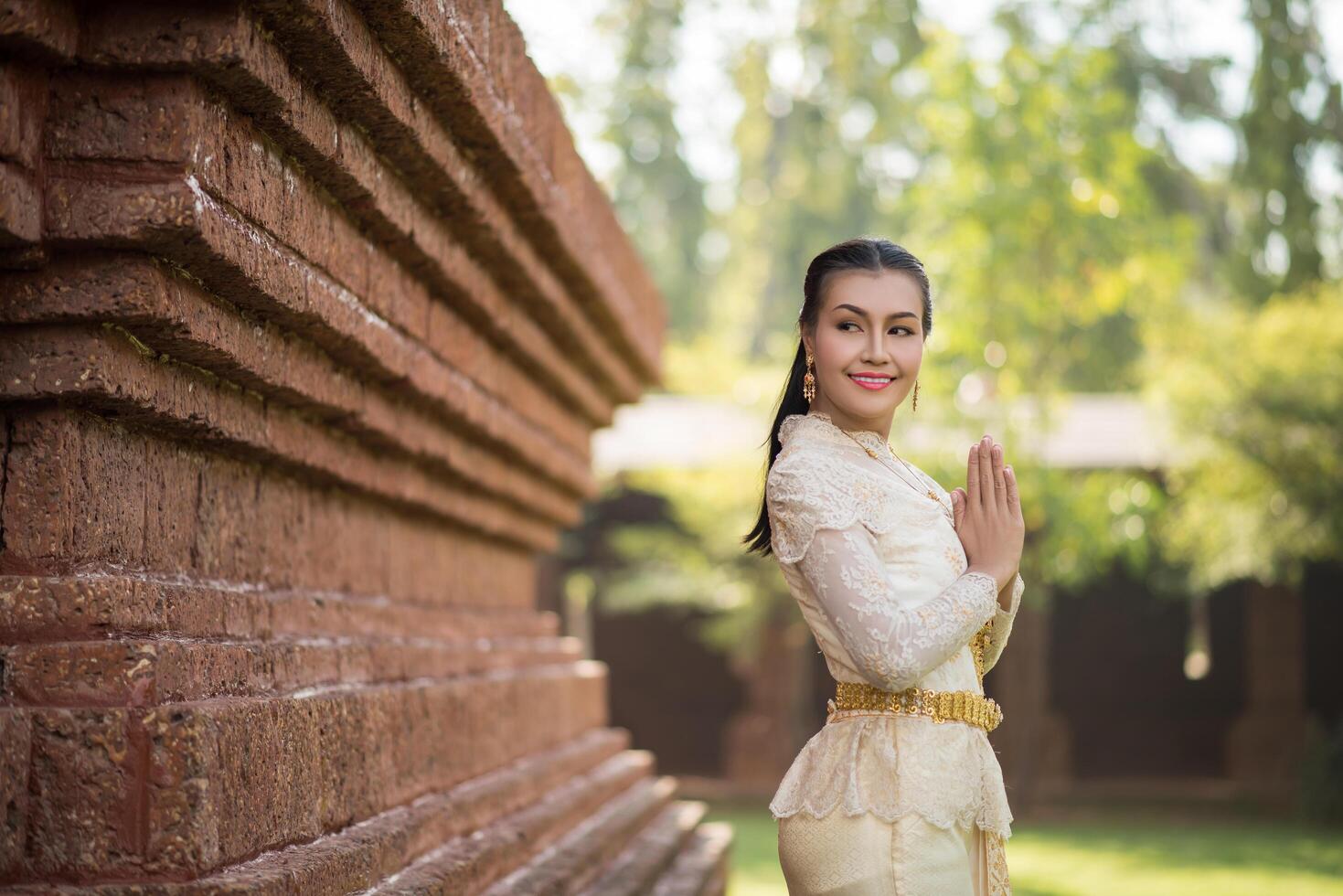 belle femme vêtue d'une robe thaïlandaise typique photo