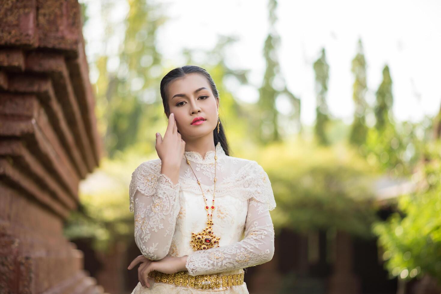 belle femme vêtue d'une robe thaïlandaise typique photo