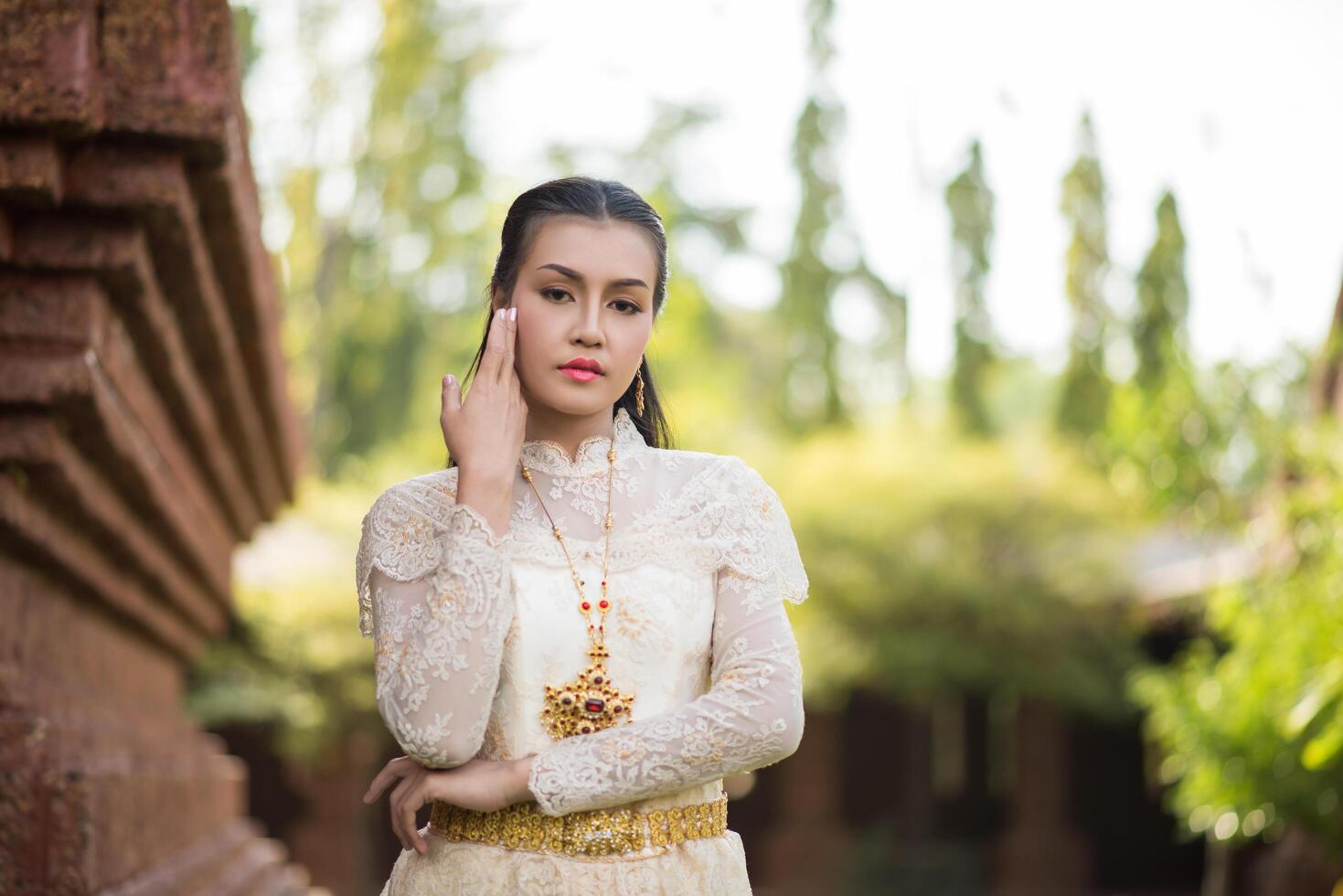 belle femme vêtue d'une robe thaïlandaise typique photo