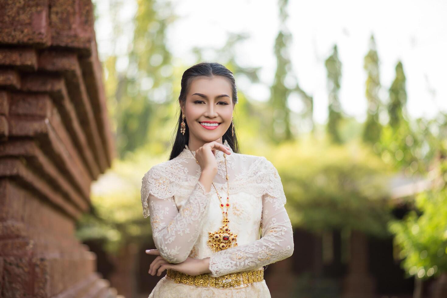 belle femme vêtue d'une robe thaïlandaise typique photo