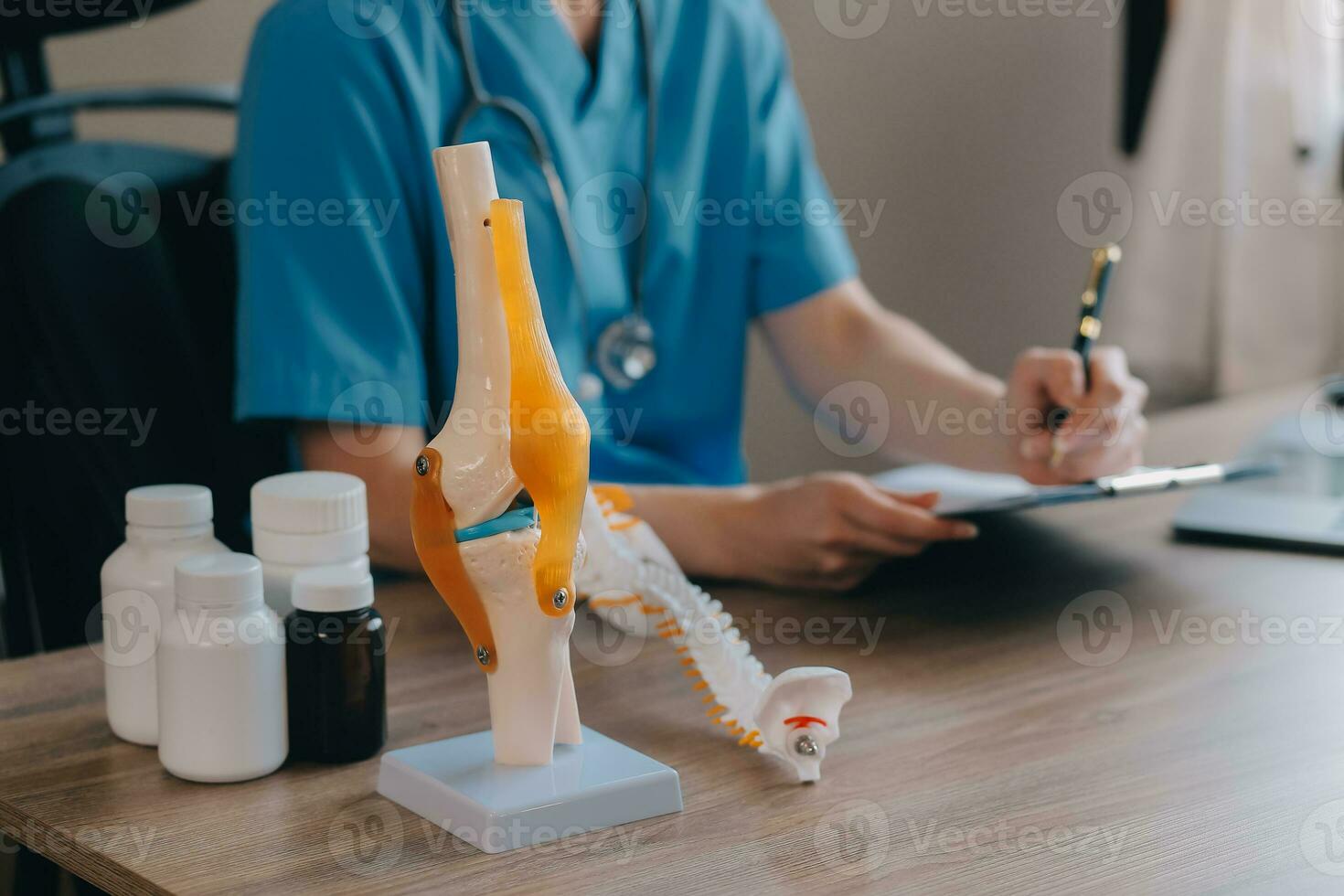 asiatique médecin femme a visité patient femme à diagnostic et vérifier en haut santé à Accueil ou privé hôpital. femelle patient Explique santé problème et symptômes à médecin .santé se soucier prime un service à Accueil photo