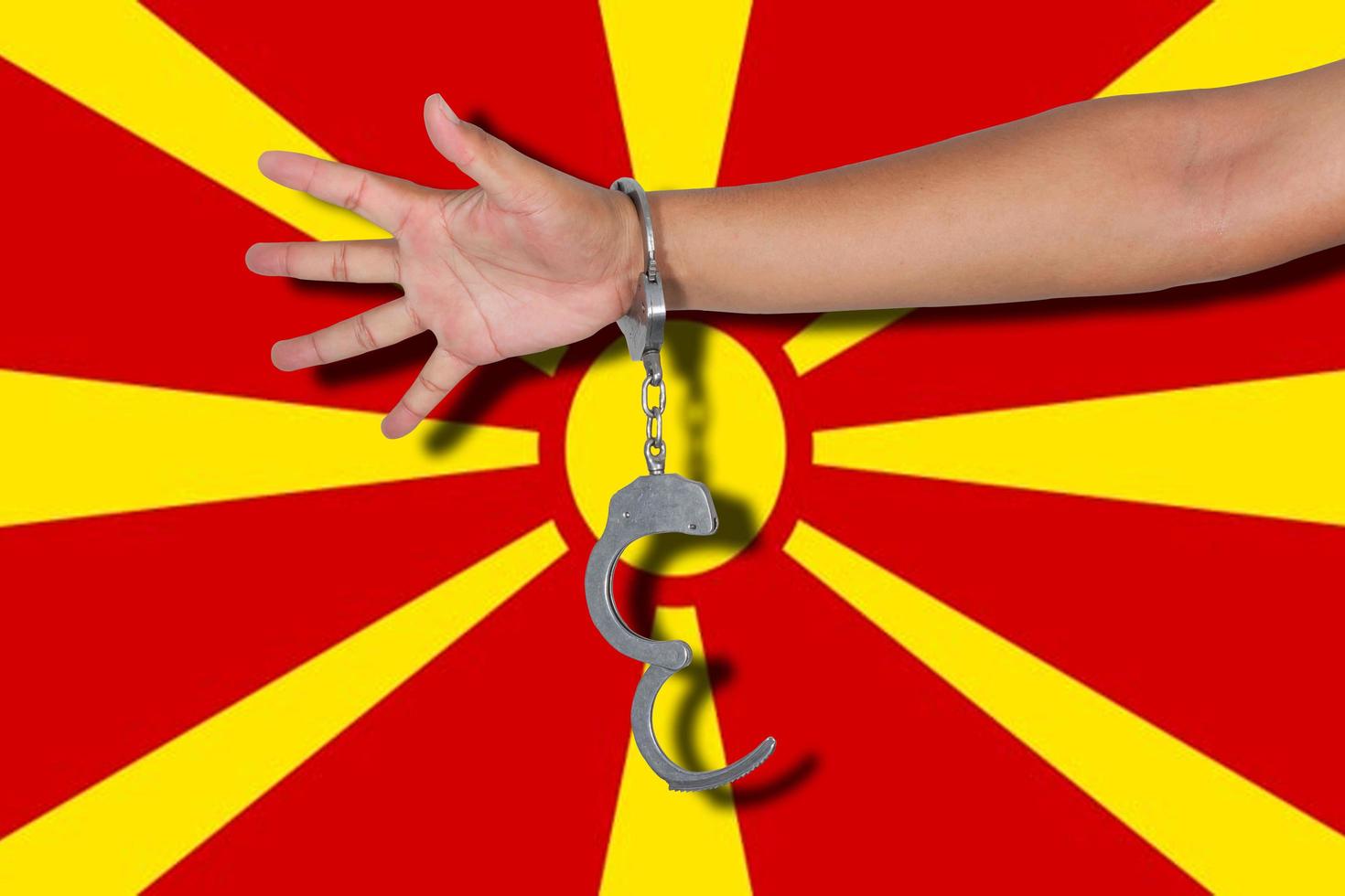 menottes à la main sur le drapeau de la Macédoine photo