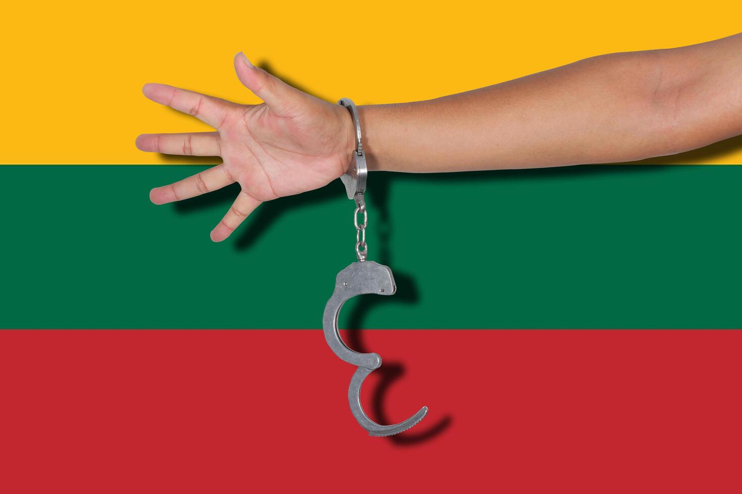 menottes à la main sur le drapeau lituanien photo
