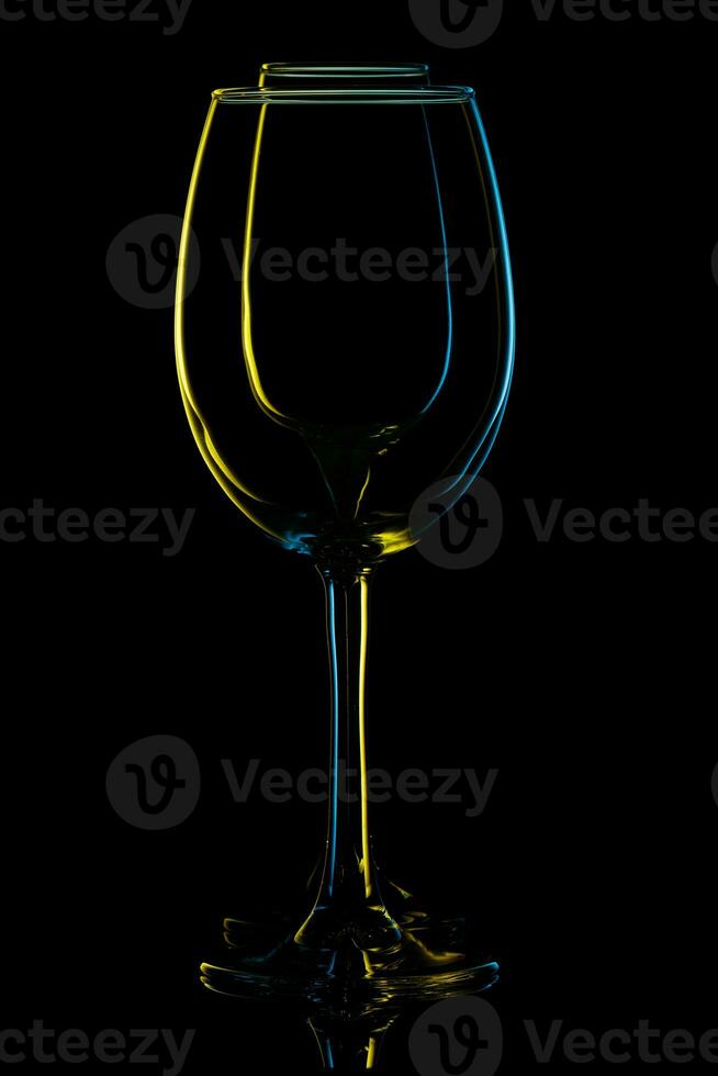 magnifique verre de du vin sur une noir Contexte photo