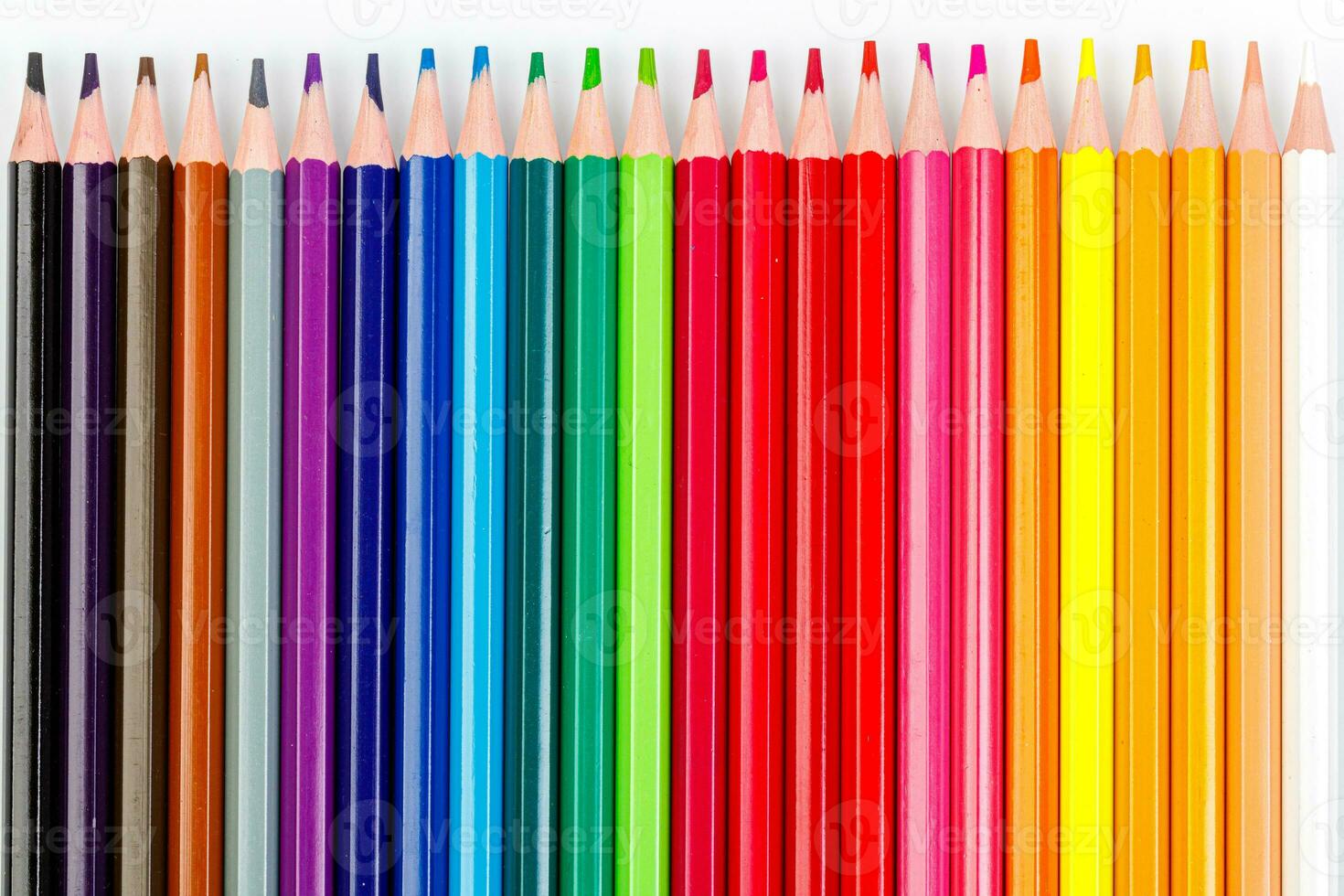 macro multicolore des crayons sur une blanc Contexte photo