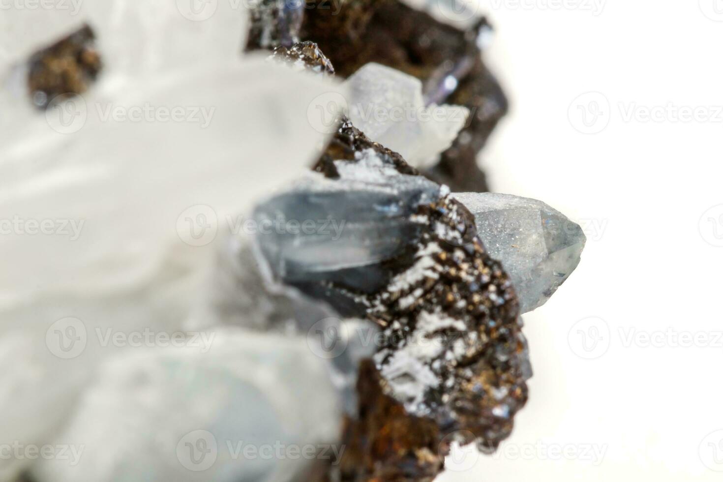 pierre minérale macro quartz drusus avec sphalérite dans la roche un fond blanc photo