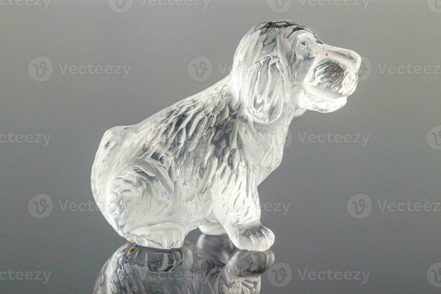 magnifique statuette de une chien de le minéral topaze sur une gris Contexte photo