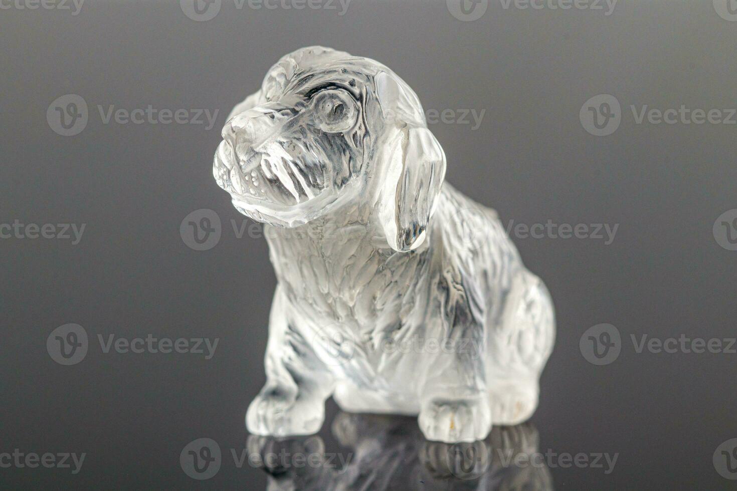 magnifique statuette de une chien de le minéral topaze sur une gris Contexte photo