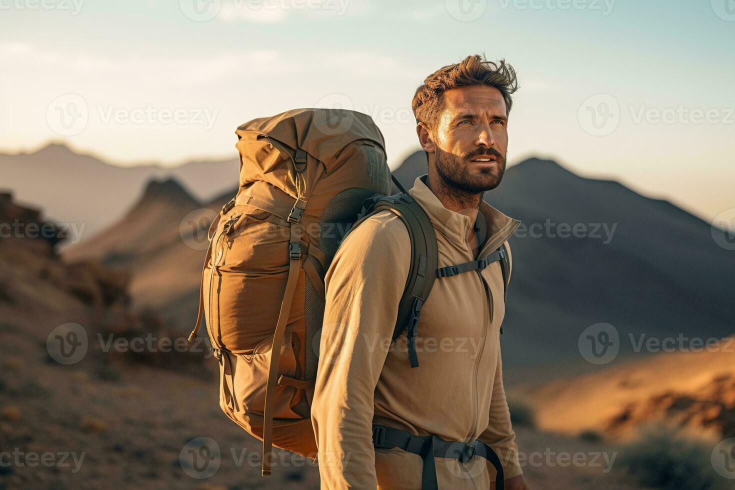 Beau Jeune homme avec sac à dos randonnée dans le montagnes à le coucher du soleil ai généré photo