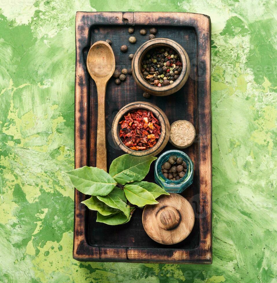 épices et herbes sur cuisine table photo