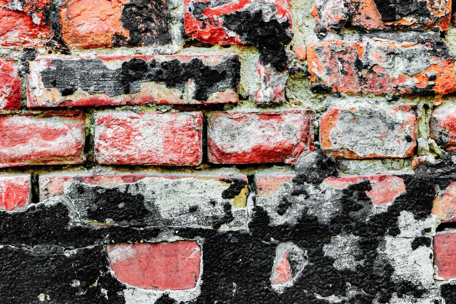 texture d'un mur de briques avec des fissures et des rayures photo