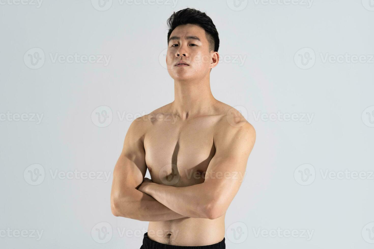 image de asiatique Masculin athlète avec bien physique sur blanc Contexte photo