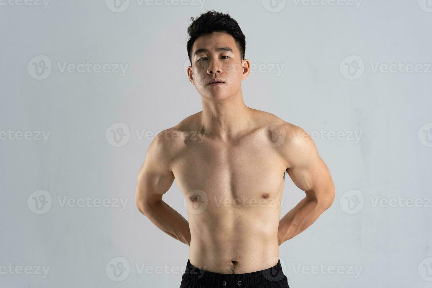 image de asiatique Masculin athlète avec bien physique sur blanc Contexte photo