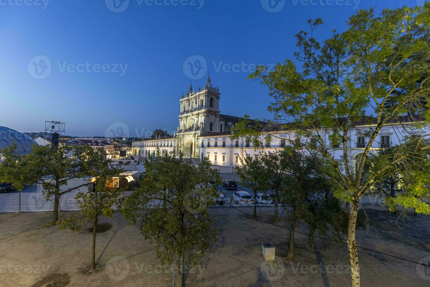 vue de le monastère dans le Portugais ville de alcobaca à crépuscule photo