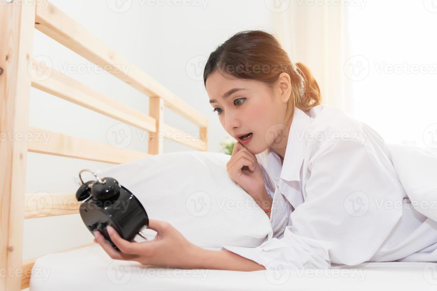femme asiatique choquée au réveil parce qu'elle se réveille trop tard photo
