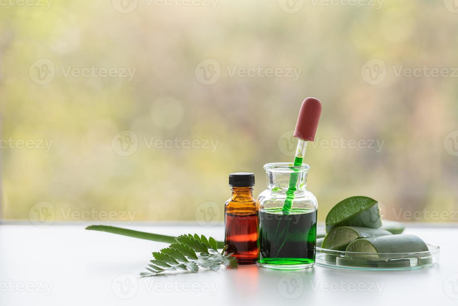 soins de spa à l'aloe vera sur une table en bois blanc photo