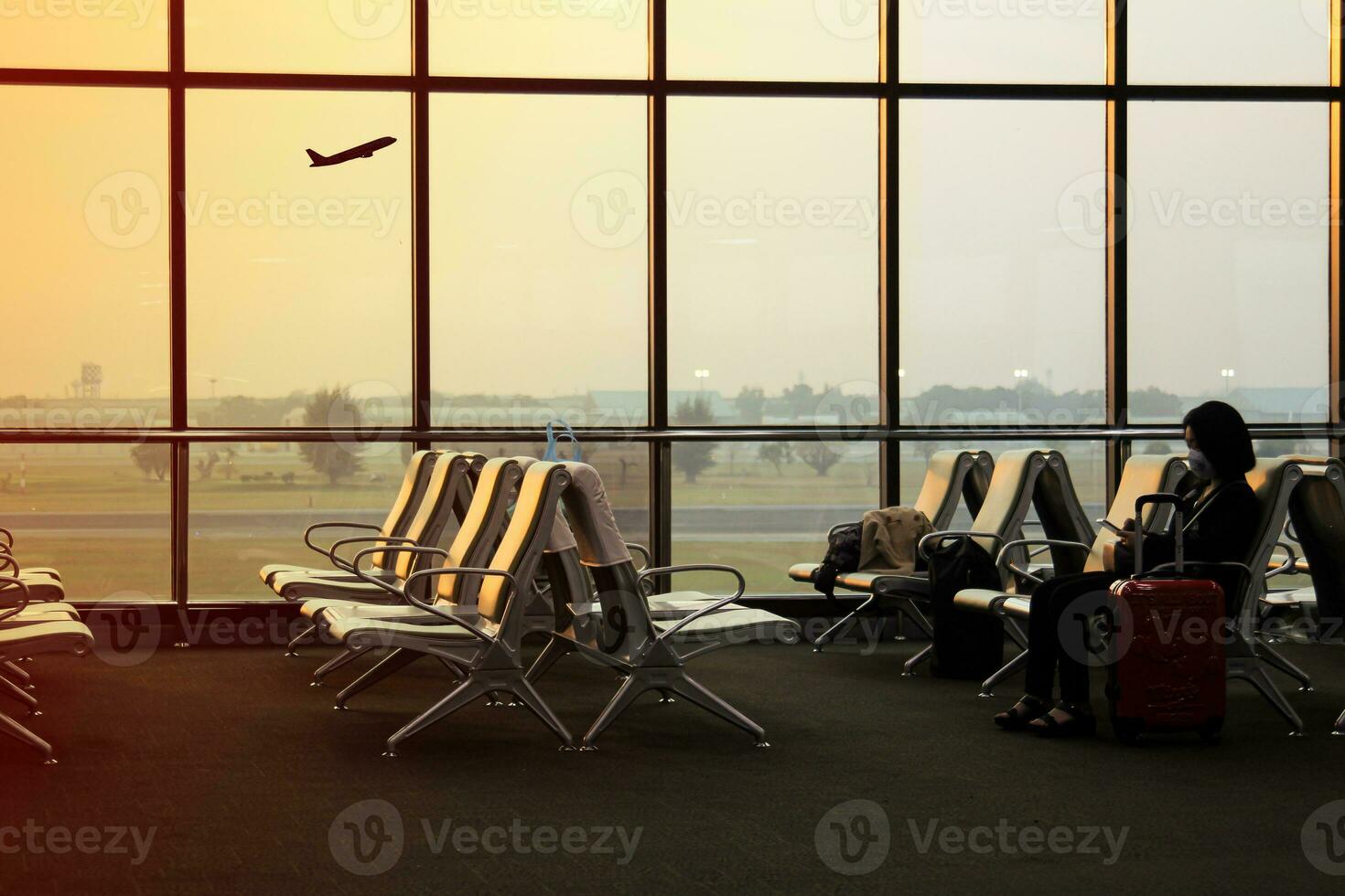 aéroport attendre zone avec chaises et bagage à aéroport Terminal. Voyage concept photo