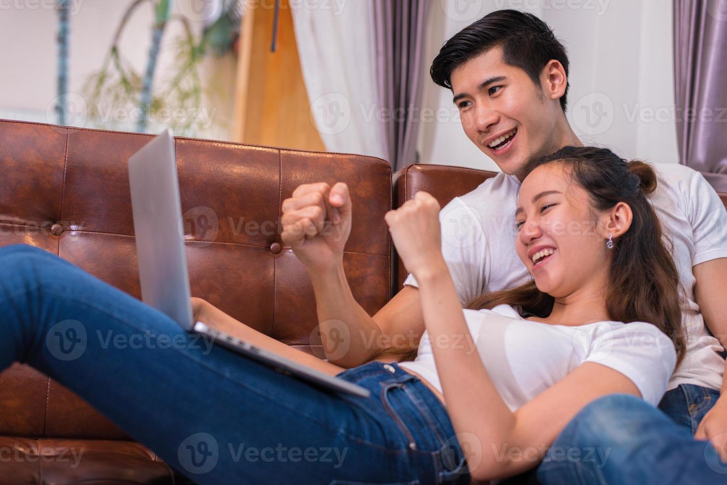 jeunes couples asiatiques utilisant un ordinateur portable. concept d'amoureux et de couples photo