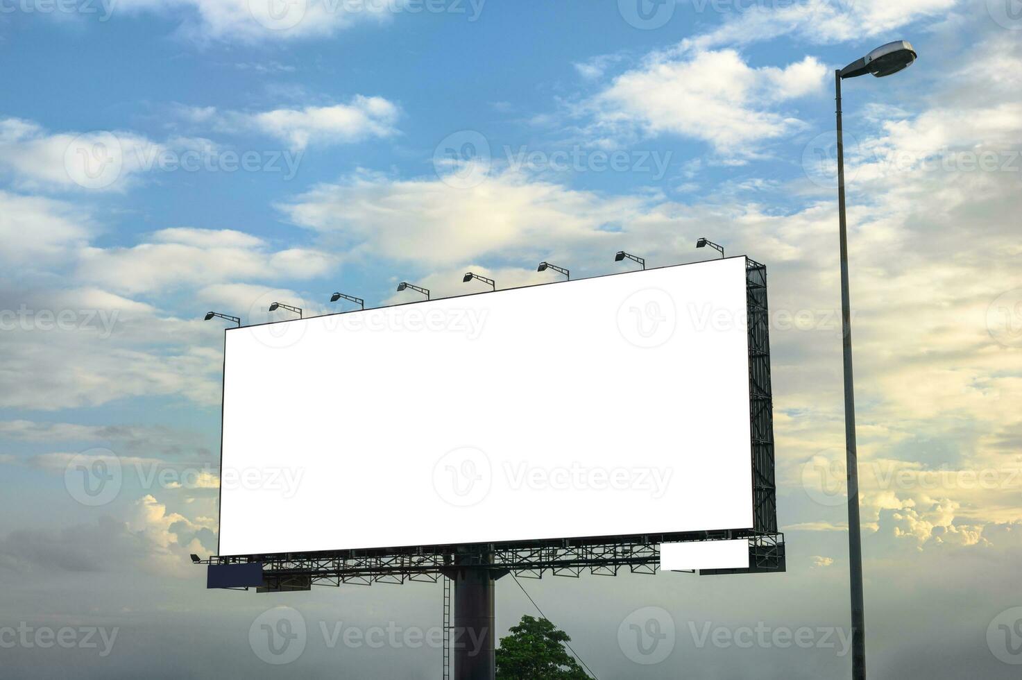 blanc grand vide panneau d'affichage avec acier structure sur côté de route photo