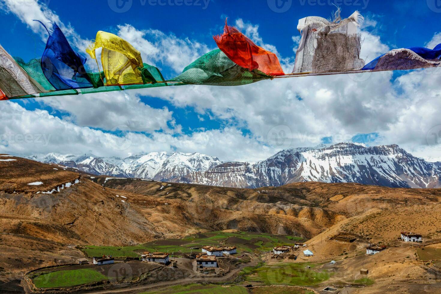 bouddhiste drapeaux dans ciel photo