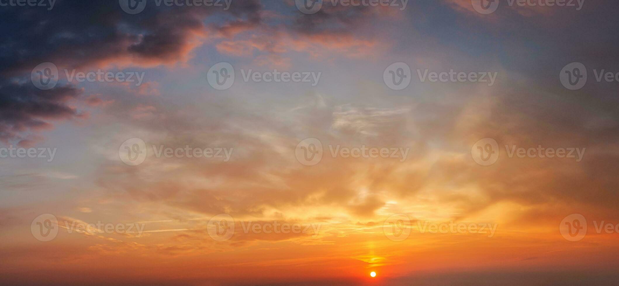 ciel du soir avec des nuages photo