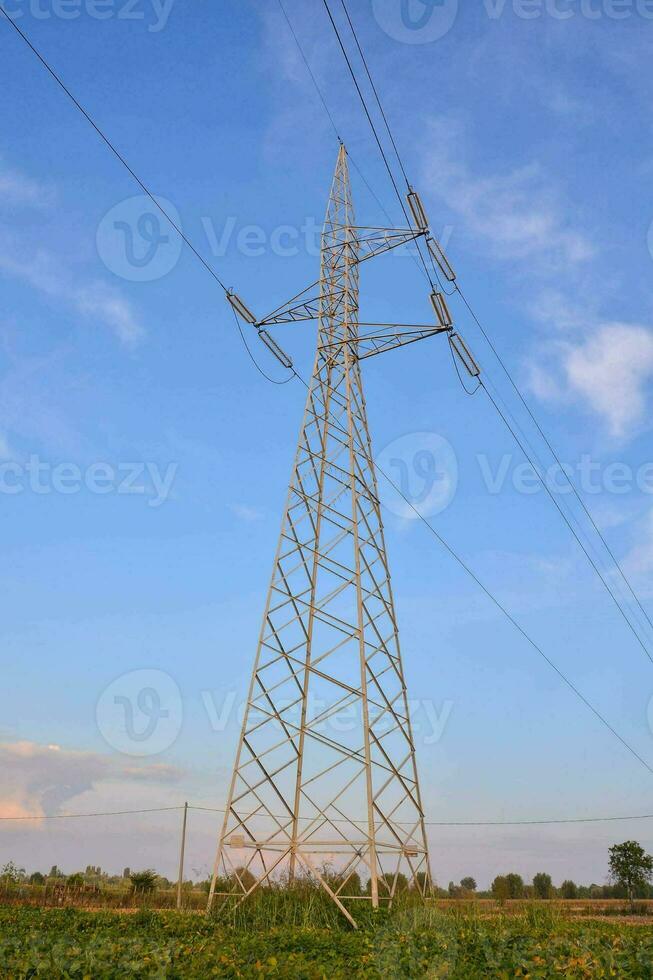 un électrique la tour dans le milieu de une champ photo