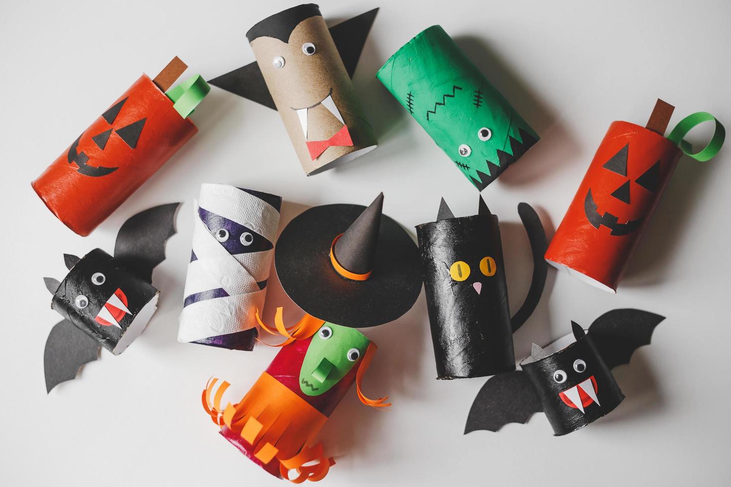 monstres d'halloween à partir de rouleaux de papier toilette. bricolage pour enfants photo