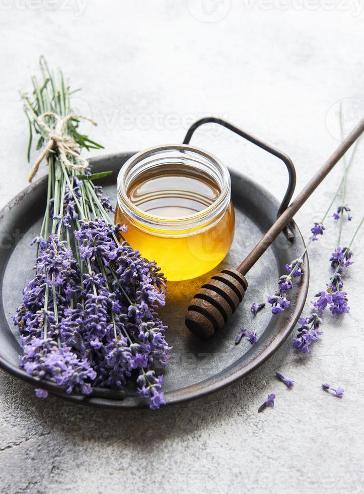 pot avec du miel et des fleurs de lavande fraîche photo