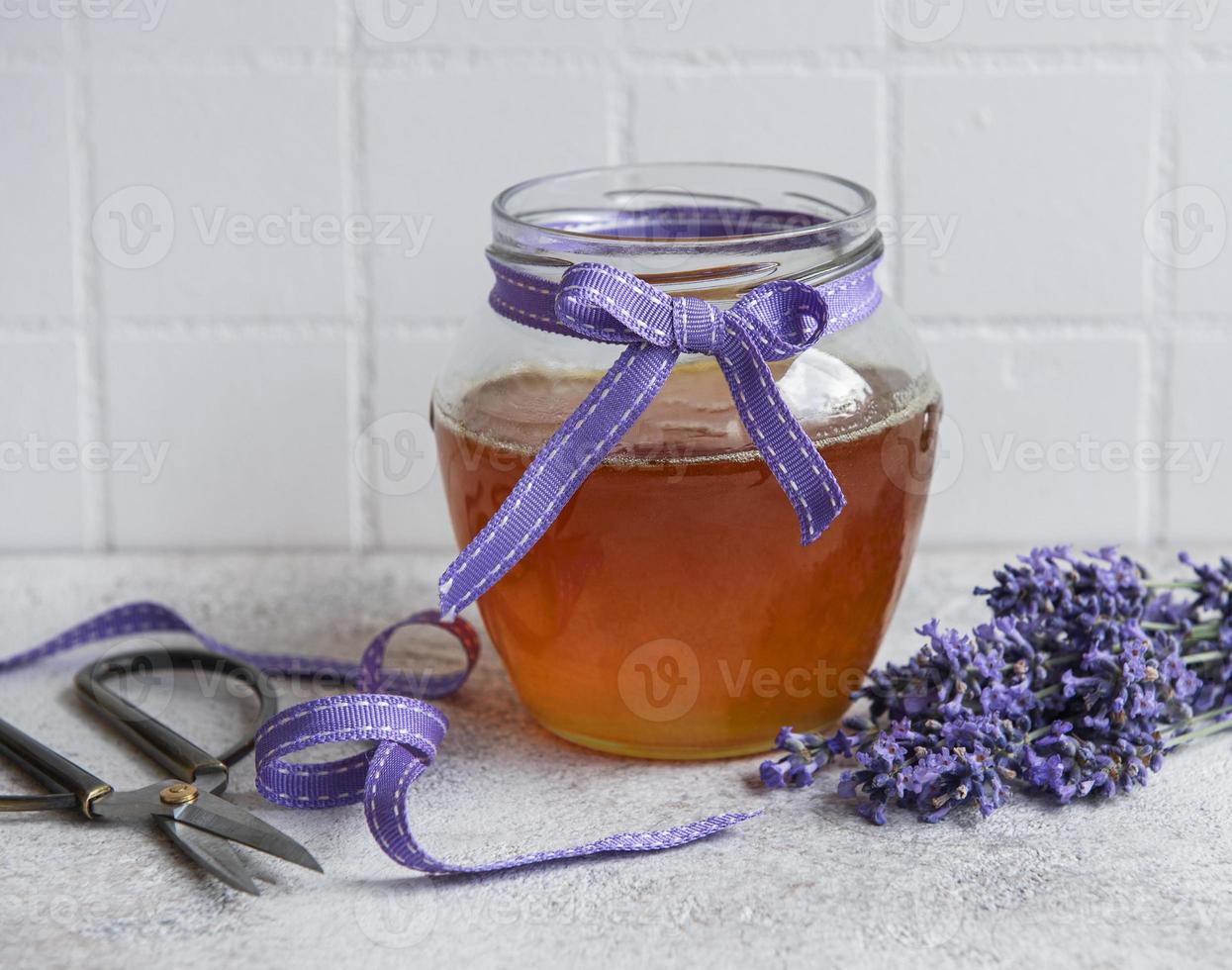 pot avec du miel et des fleurs de lavande fraîche photo