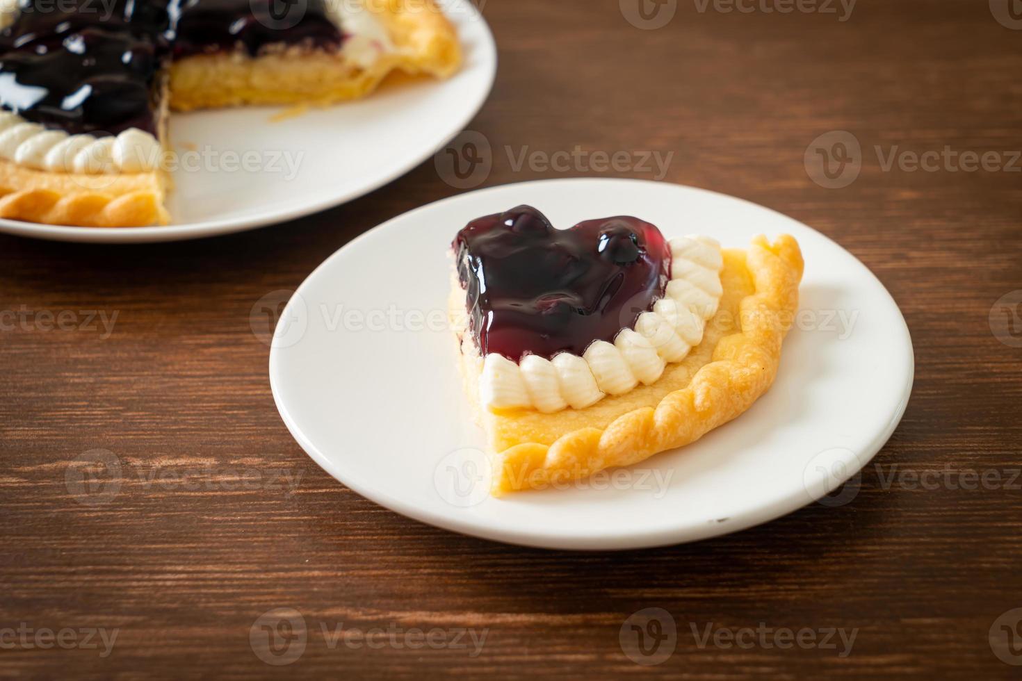 Tarte au fromage aux bleuets sur plaque blanche photo