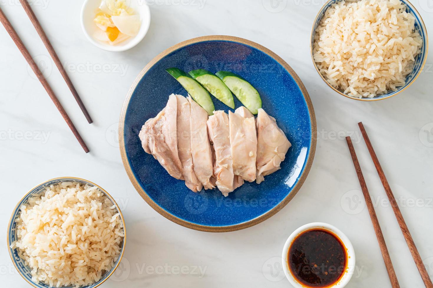 riz au poulet hainanais ou riz cuit à la vapeur avec soupe au poulet photo