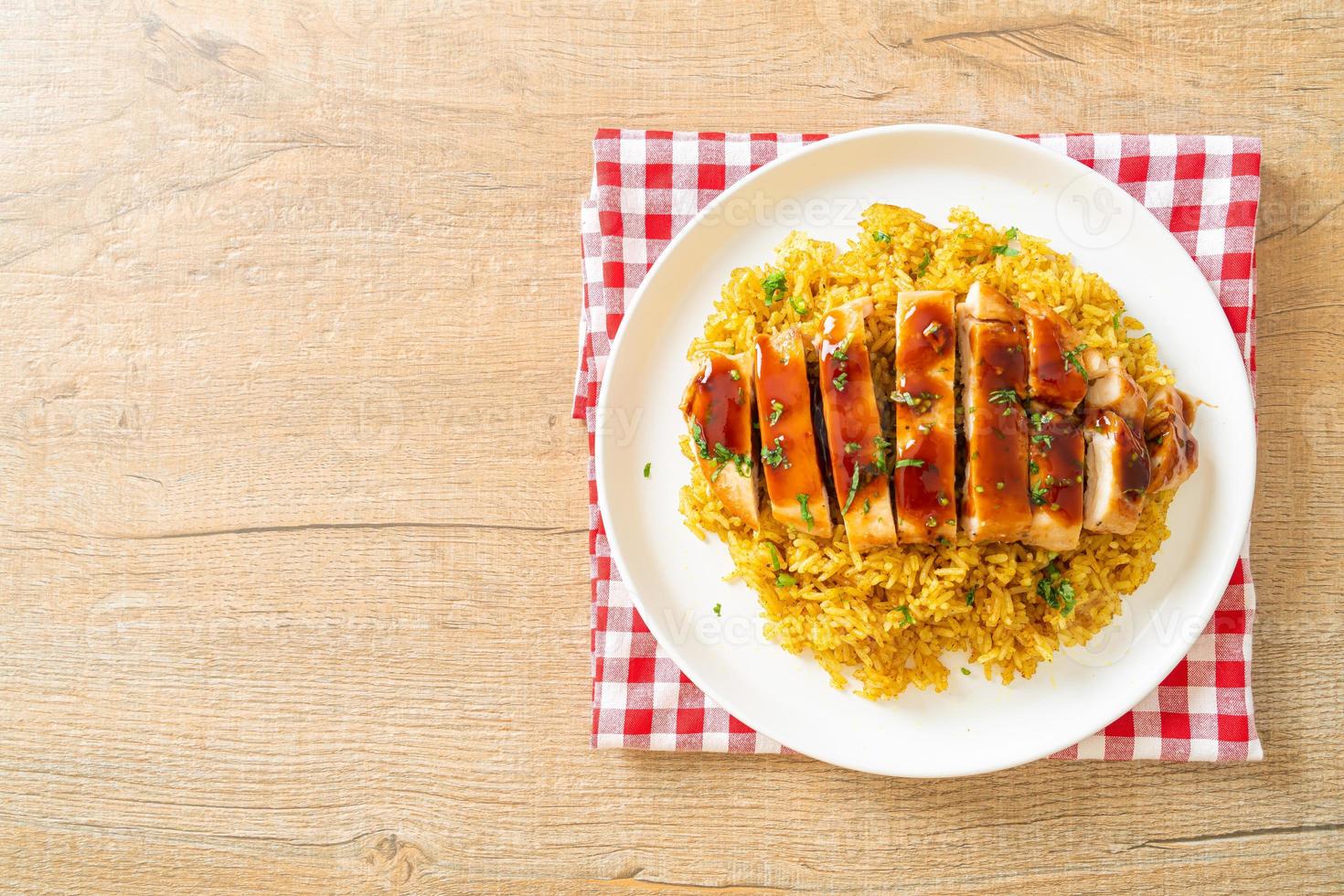 poulet grillé au piment doux et riz au curry photo