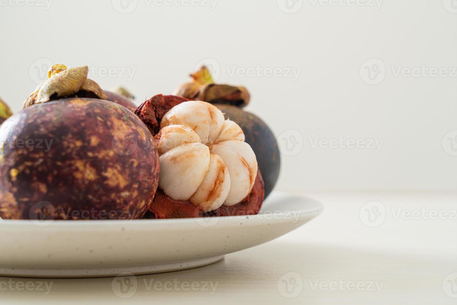 mangoustan frais sur plaque blanche photo