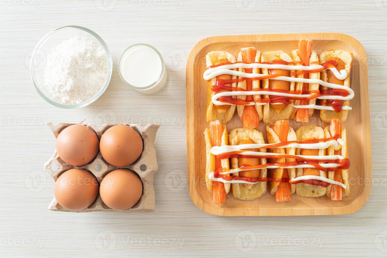 rouleau de crêpes plat avec saucisse et bâtonnet de crabe photo