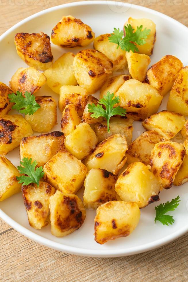 pommes de terre rôties ou grillées sur assiette photo