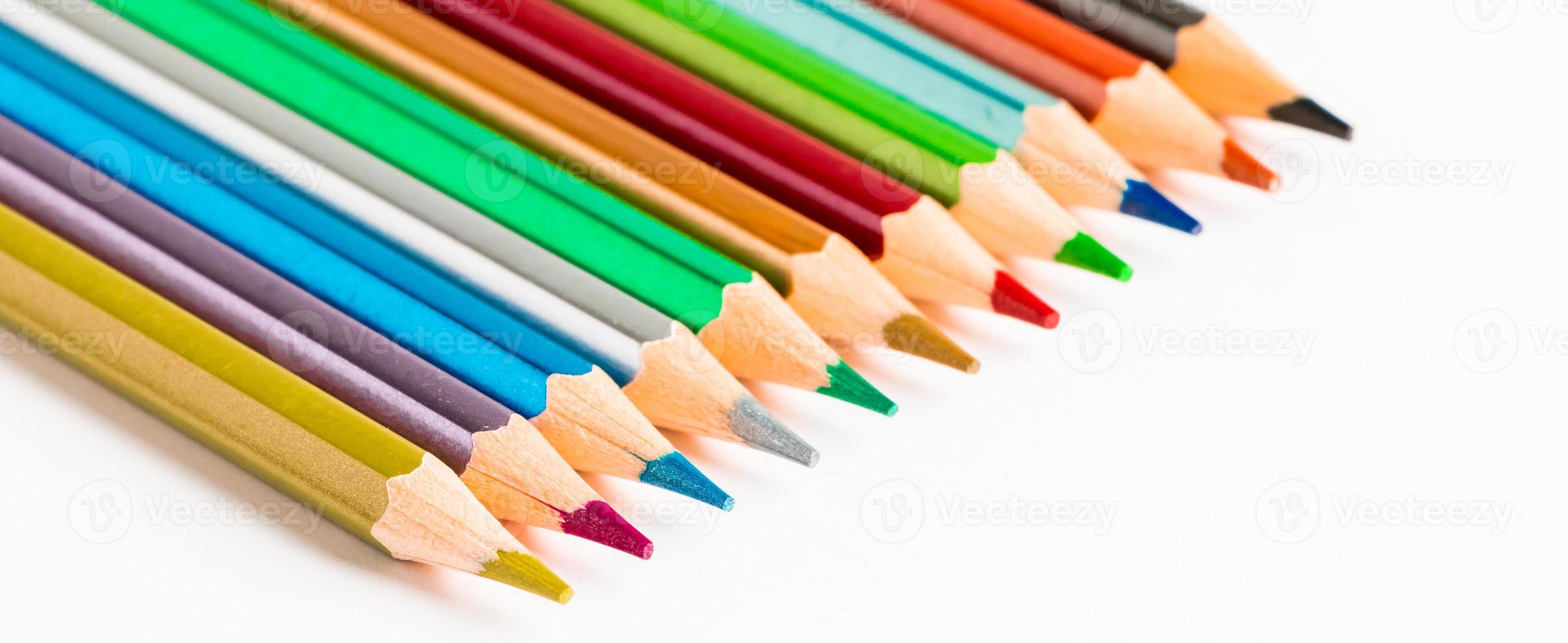 ensemble de crayons de couleur sur fond blanc. photo